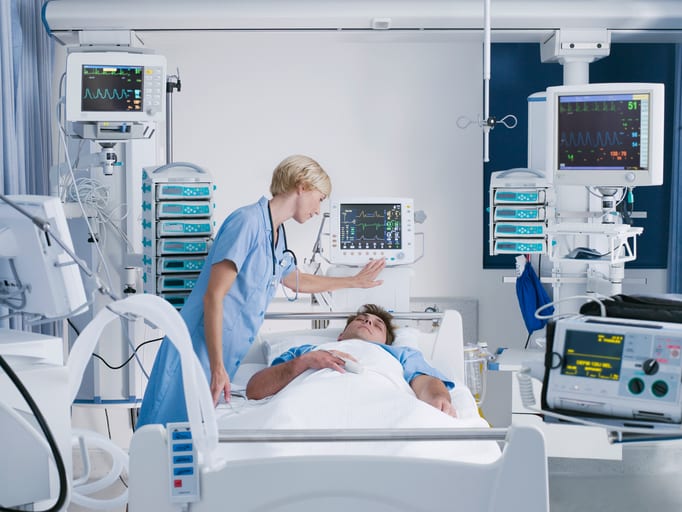 USMS | US Medical Systems | Nurse tending patient in intensive care